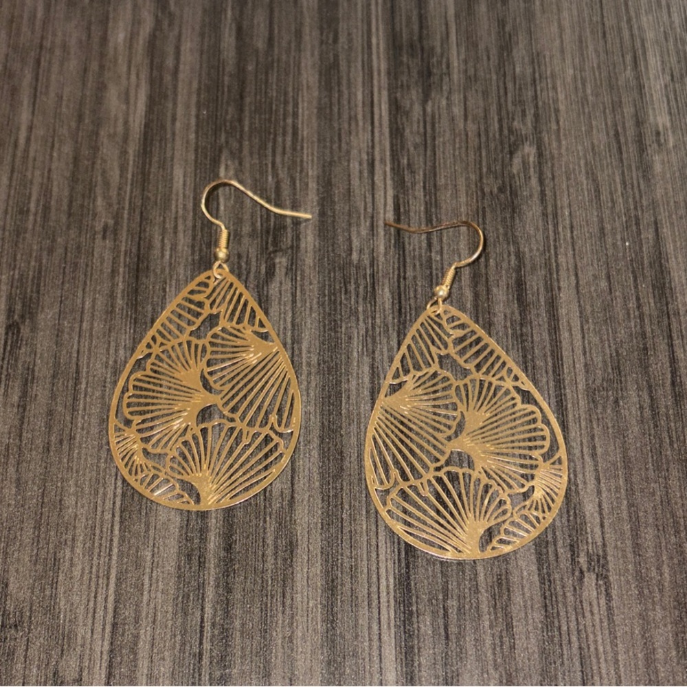 Elegant Gold Teardrop Earrings